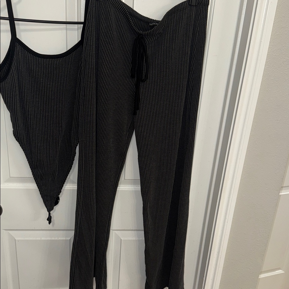 Fashion Nova Black and Gray 2 piece set - Picture 5 of 10